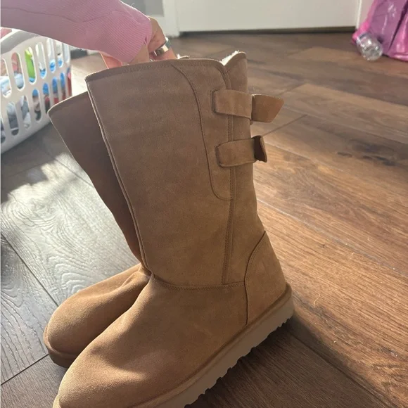* Brand New* UGG Tan and Cream Shearling Boots - Picture 3 of 6